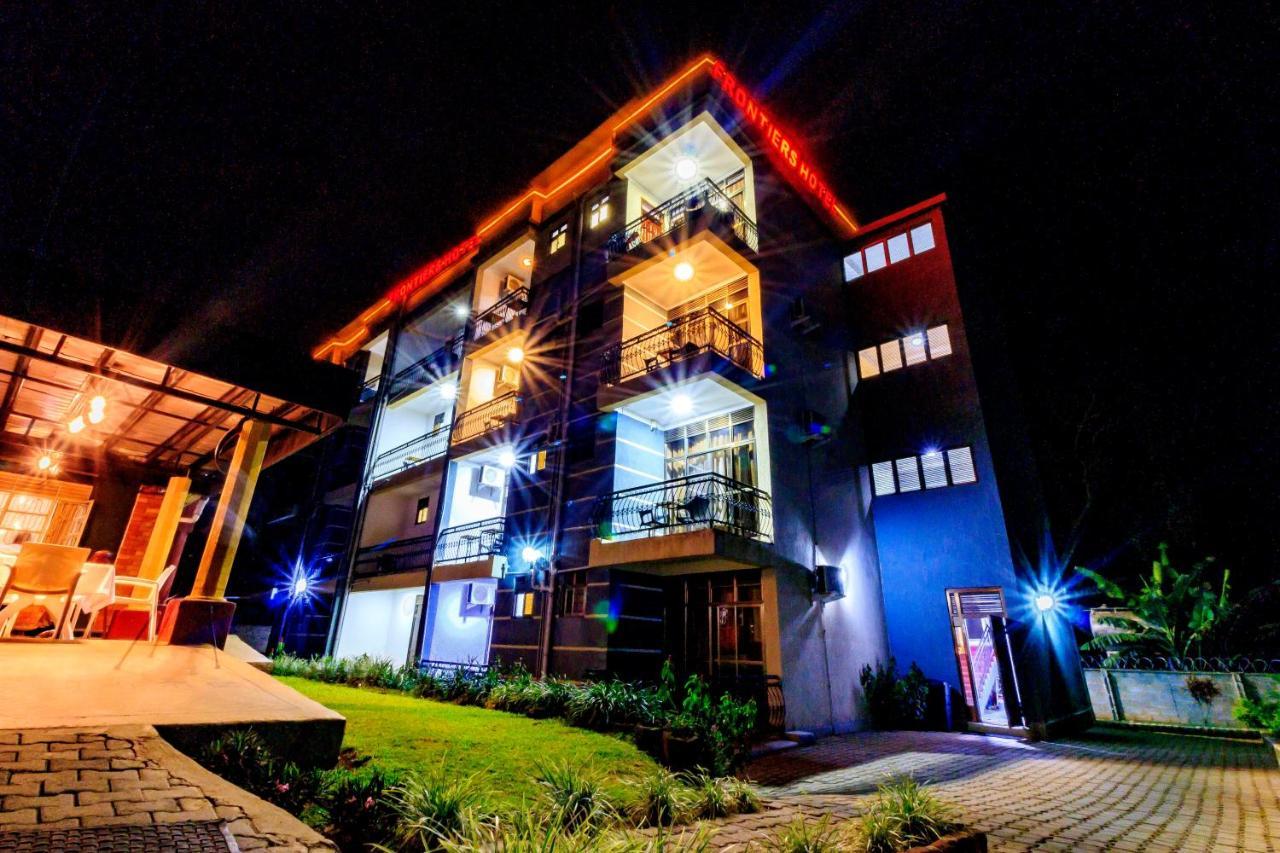 Frontiers Hotel เอนเทบเบ้ ภายนอก รูปภาพ