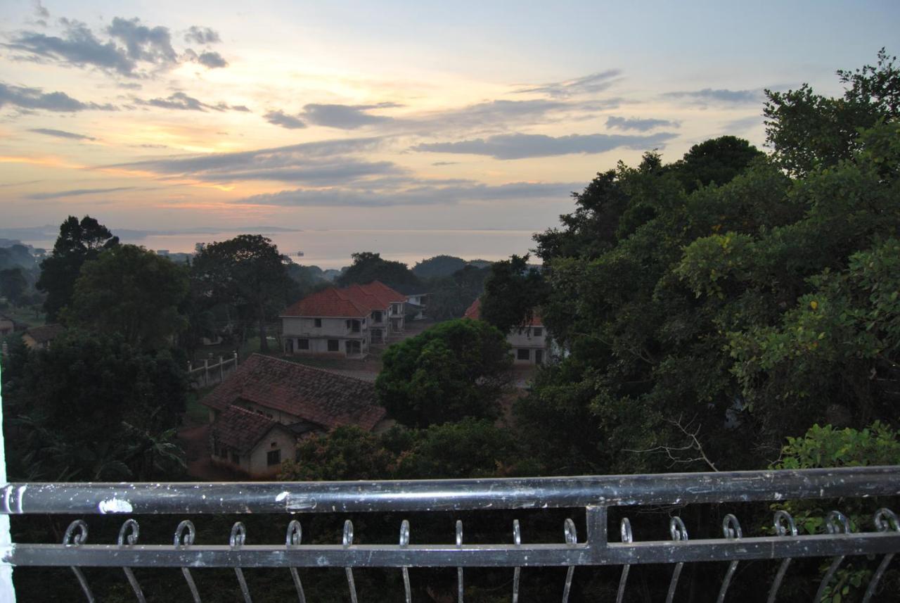Frontiers Hotel เอนเทบเบ้ ภายนอก รูปภาพ