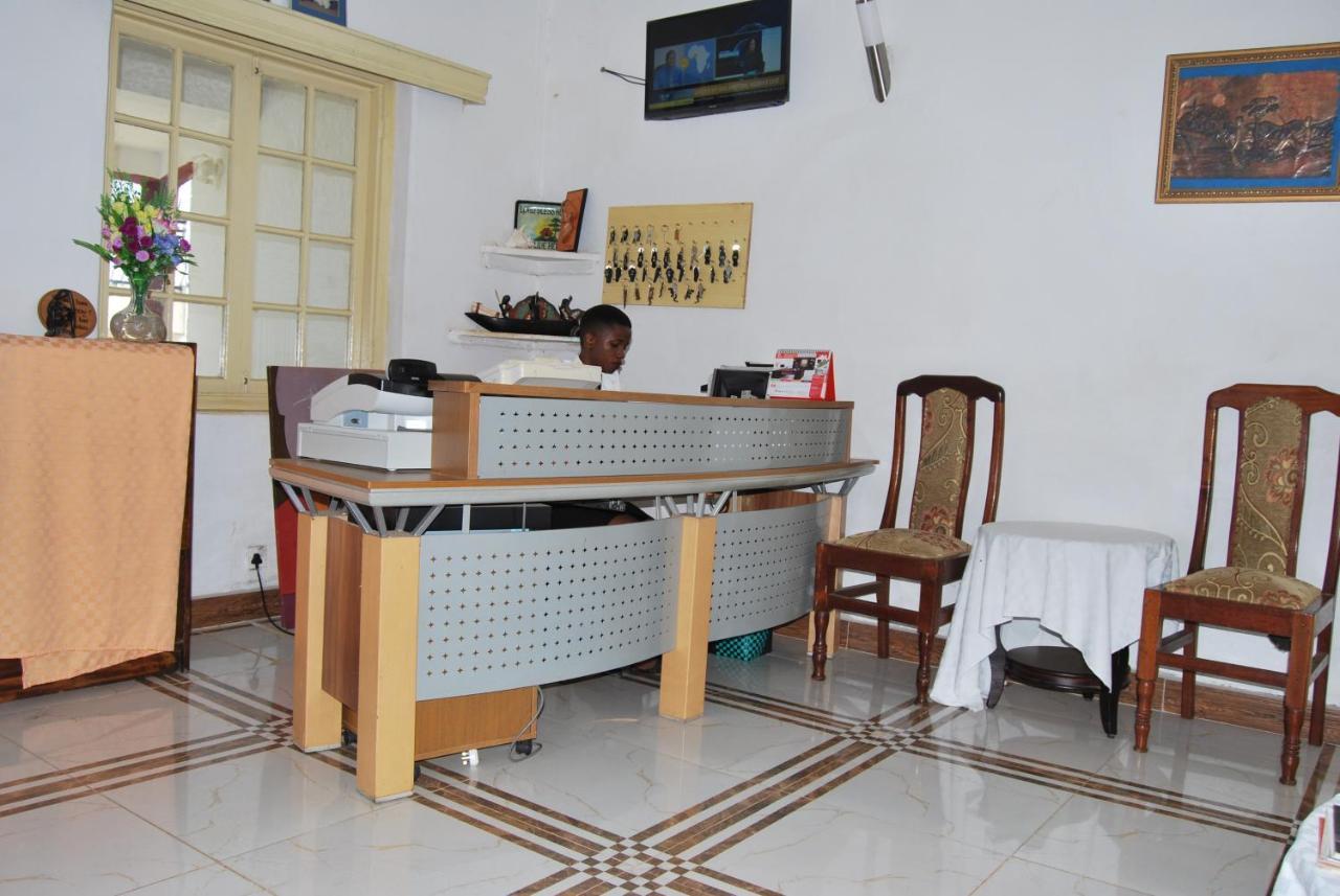 Frontiers Hotel เอนเทบเบ้ ภายนอก รูปภาพ