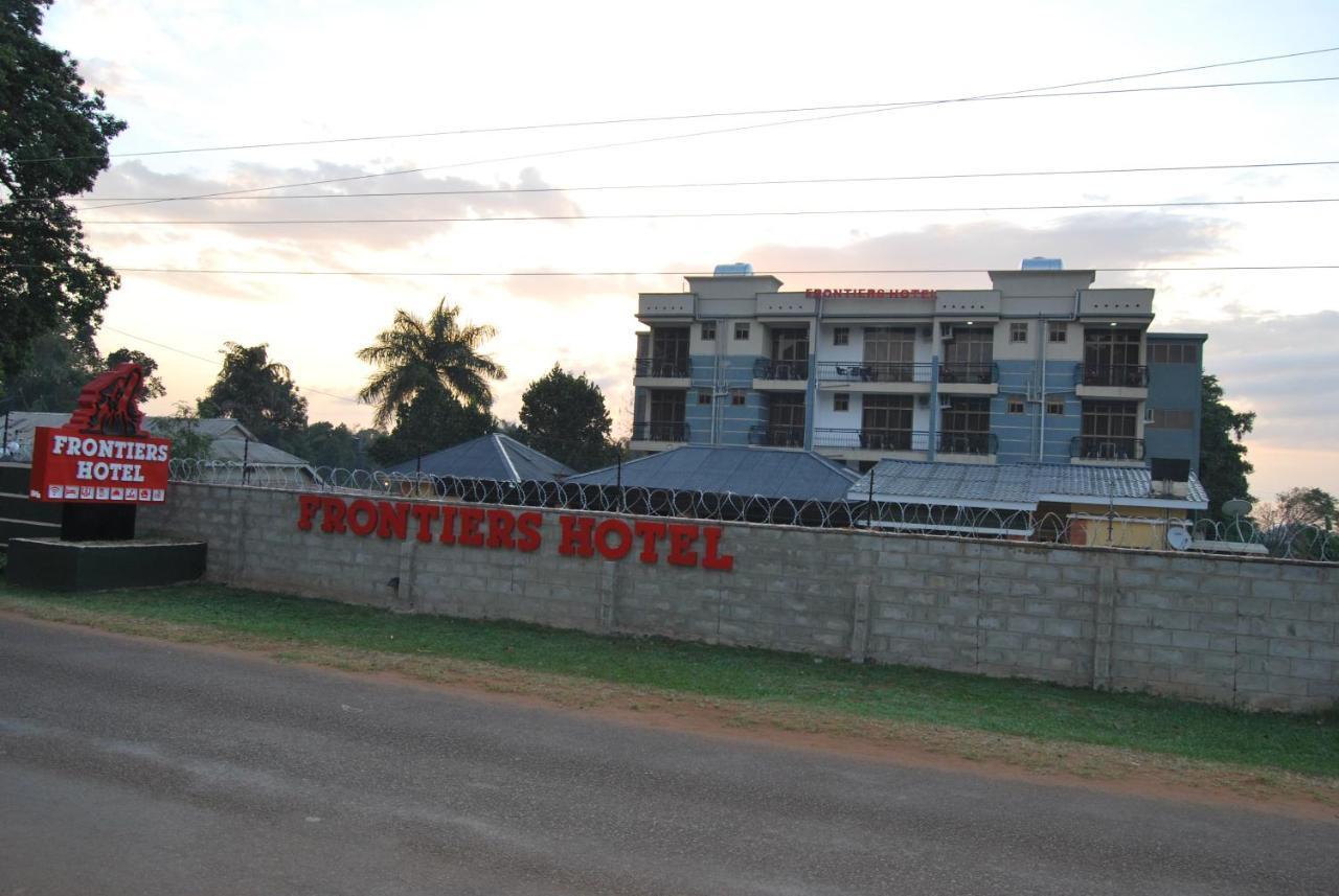 Frontiers Hotel เอนเทบเบ้ ภายนอก รูปภาพ