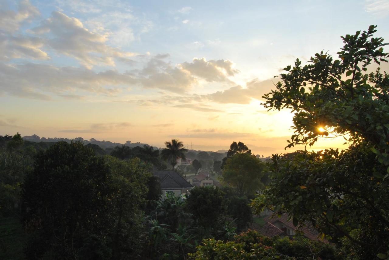 Frontiers Hotel เอนเทบเบ้ ภายนอก รูปภาพ