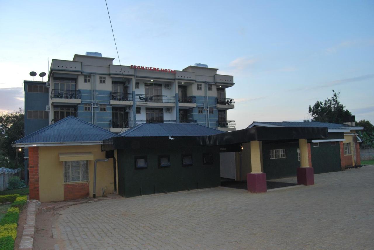 Frontiers Hotel เอนเทบเบ้ ภายนอก รูปภาพ