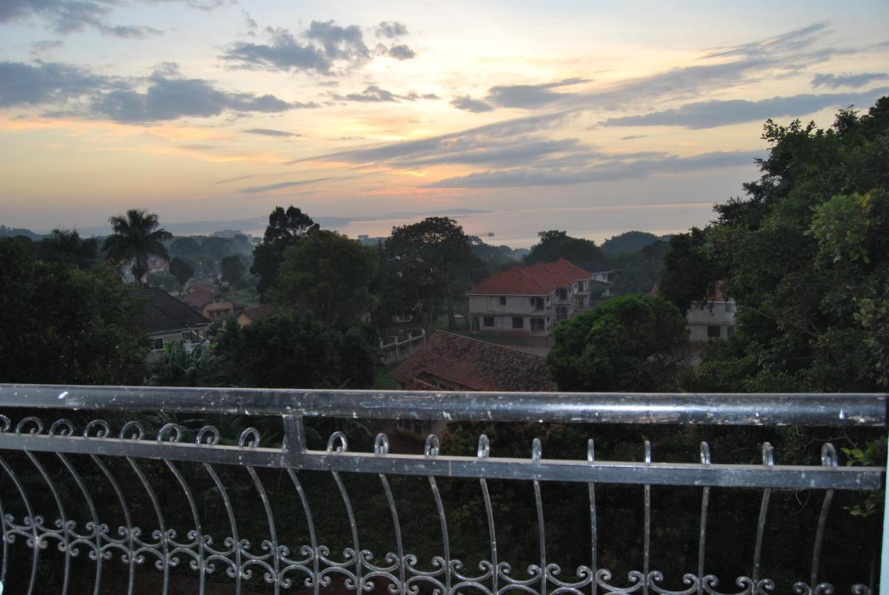 Frontiers Hotel เอนเทบเบ้ ภายนอก รูปภาพ