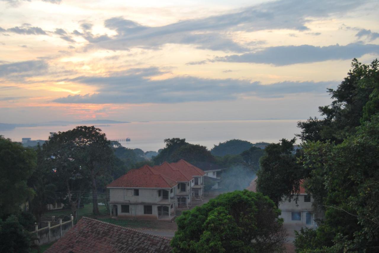 Frontiers Hotel เอนเทบเบ้ ภายนอก รูปภาพ