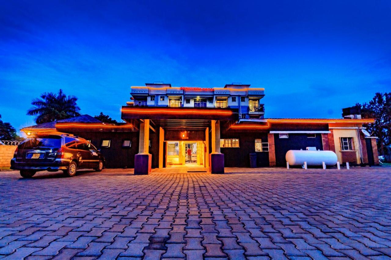 Frontiers Hotel เอนเทบเบ้ ภายนอก รูปภาพ