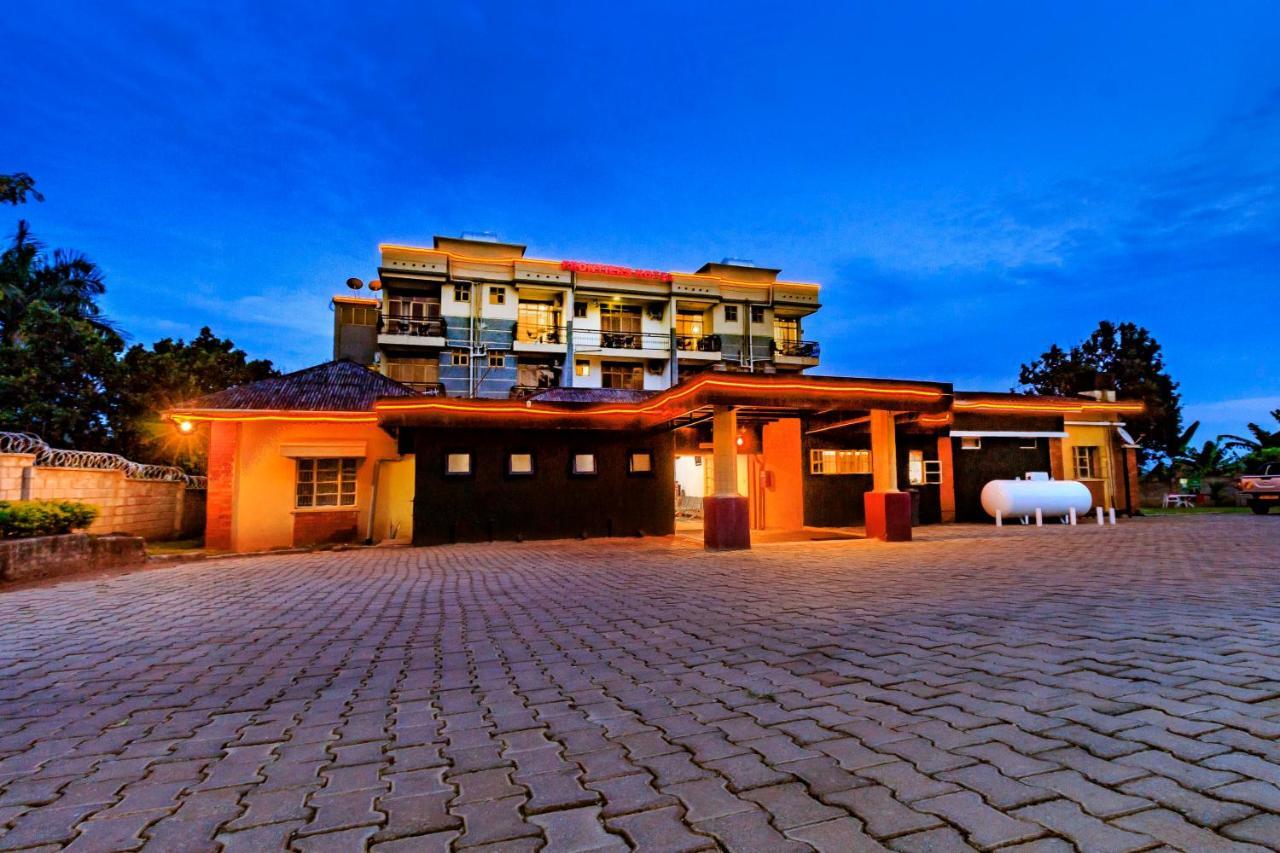 Frontiers Hotel เอนเทบเบ้ ภายนอก รูปภาพ