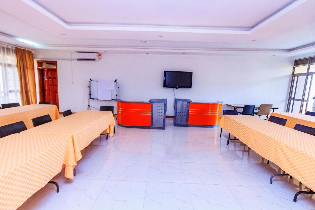 Frontiers Hotel เอนเทบเบ้ ภายนอก รูปภาพ
