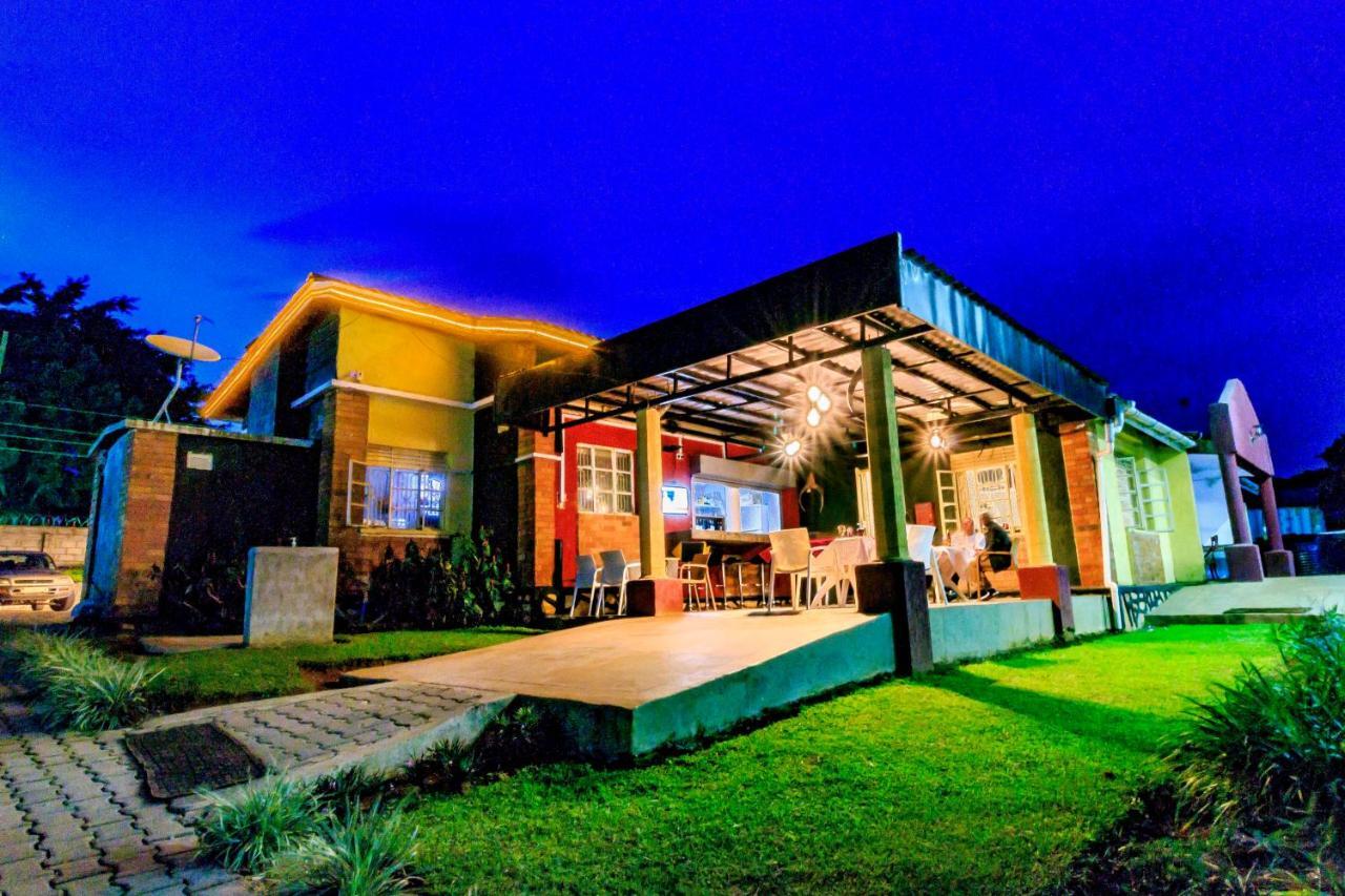 Frontiers Hotel เอนเทบเบ้ ภายนอก รูปภาพ