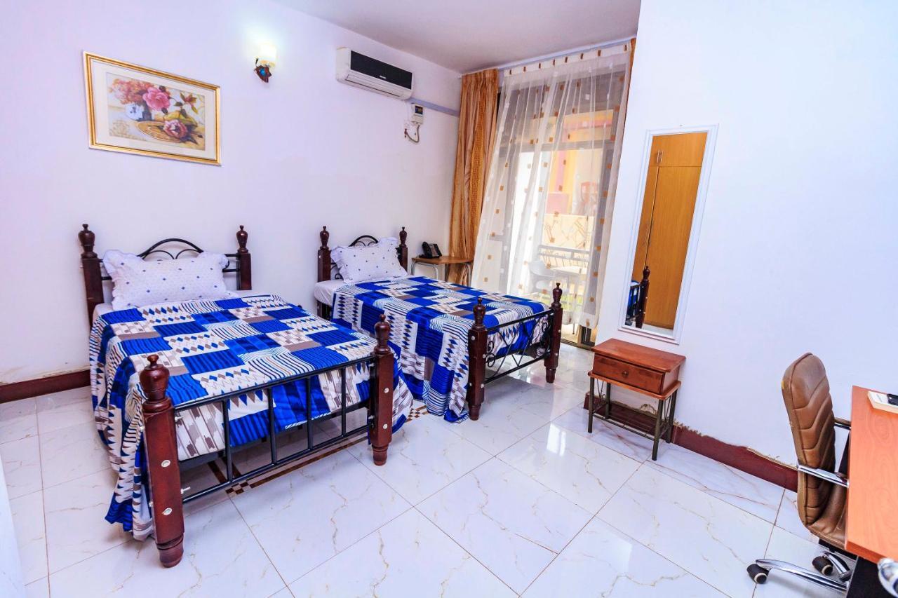 Frontiers Hotel เอนเทบเบ้ ภายนอก รูปภาพ
