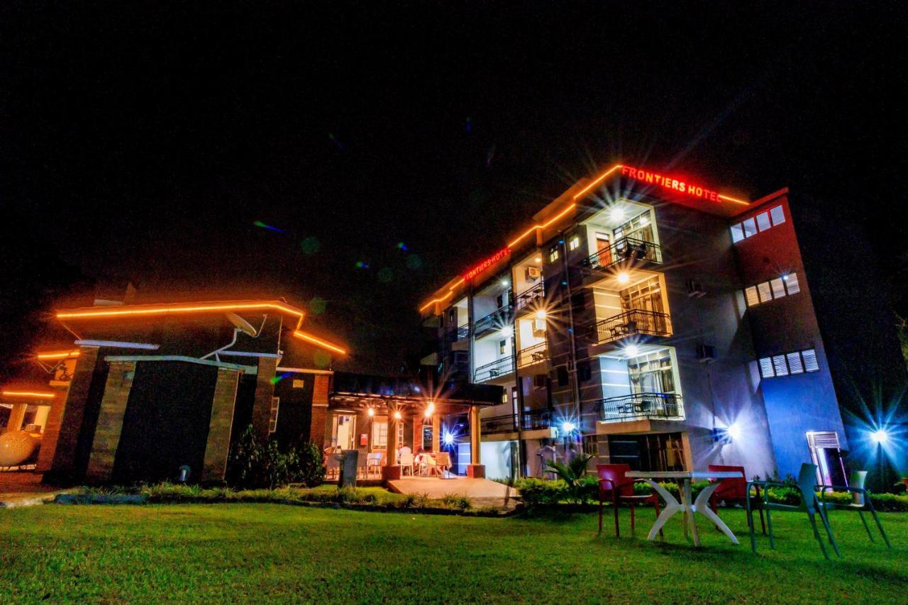 Frontiers Hotel เอนเทบเบ้ ภายนอก รูปภาพ