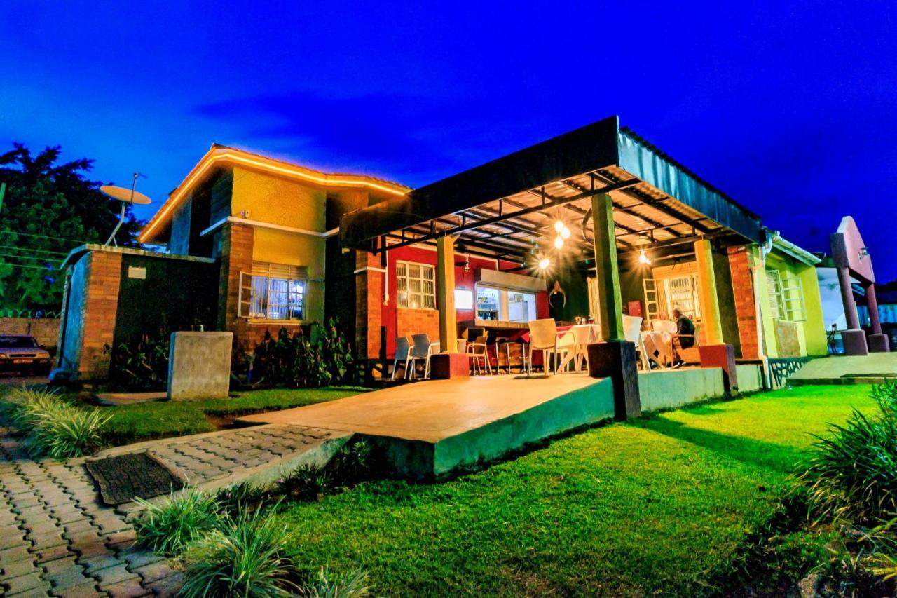 Frontiers Hotel เอนเทบเบ้ ภายนอก รูปภาพ