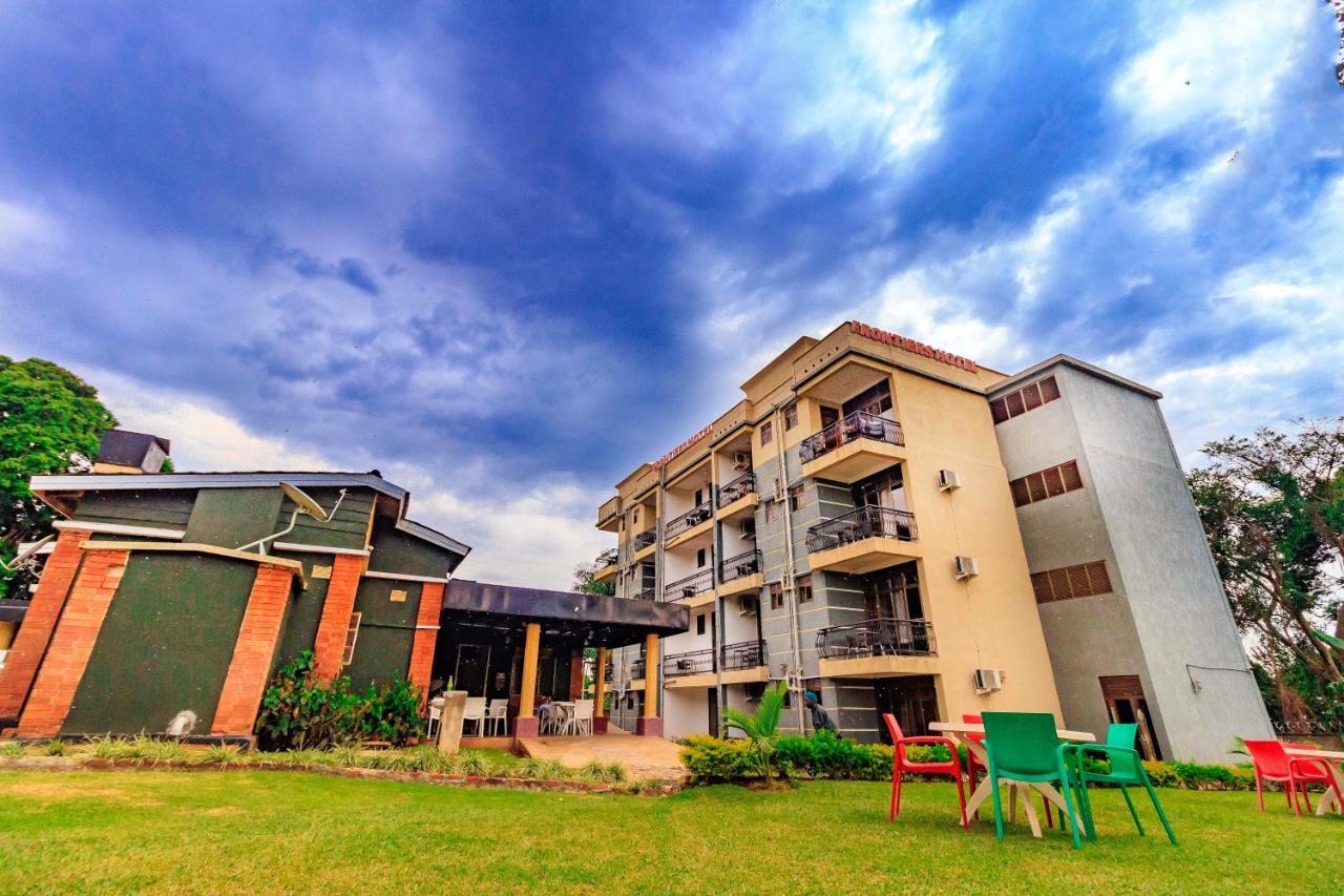 Frontiers Hotel เอนเทบเบ้ ภายนอก รูปภาพ